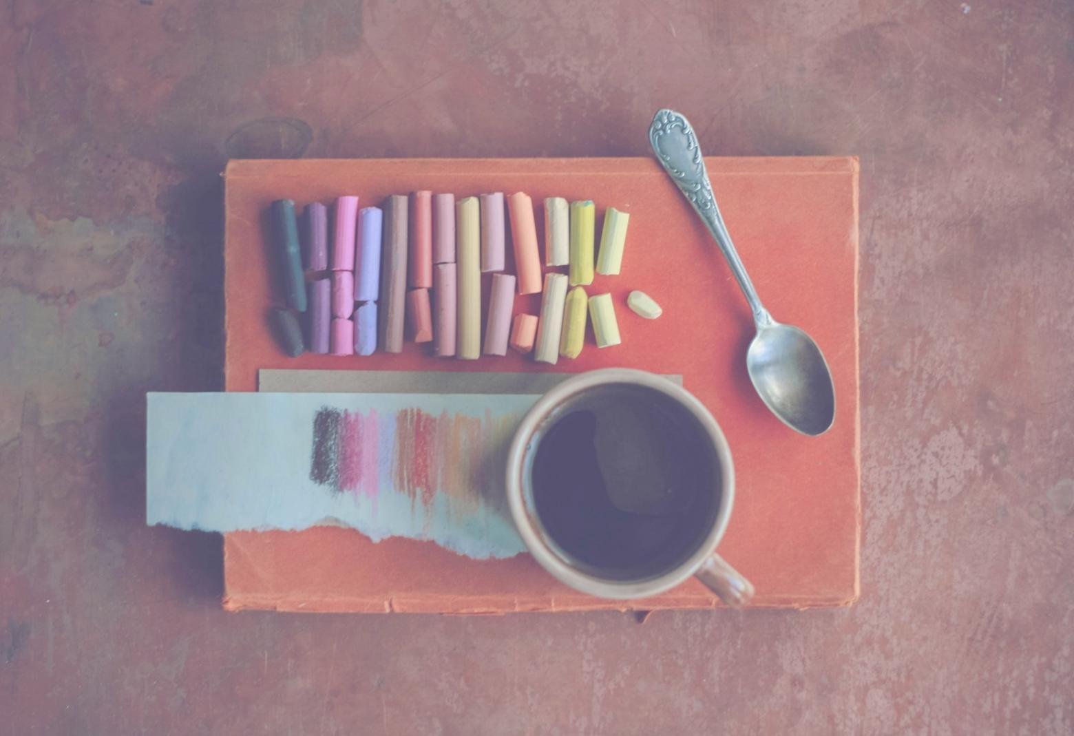 Arbeitsplatz mit Zeichenmaterialien und Skizzen