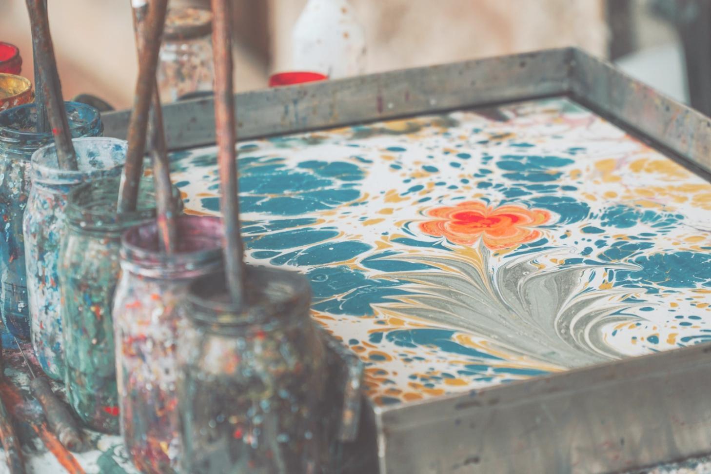 Künstlerin beim Figurenzeichnen mit Bleistift und Skizzenbuch