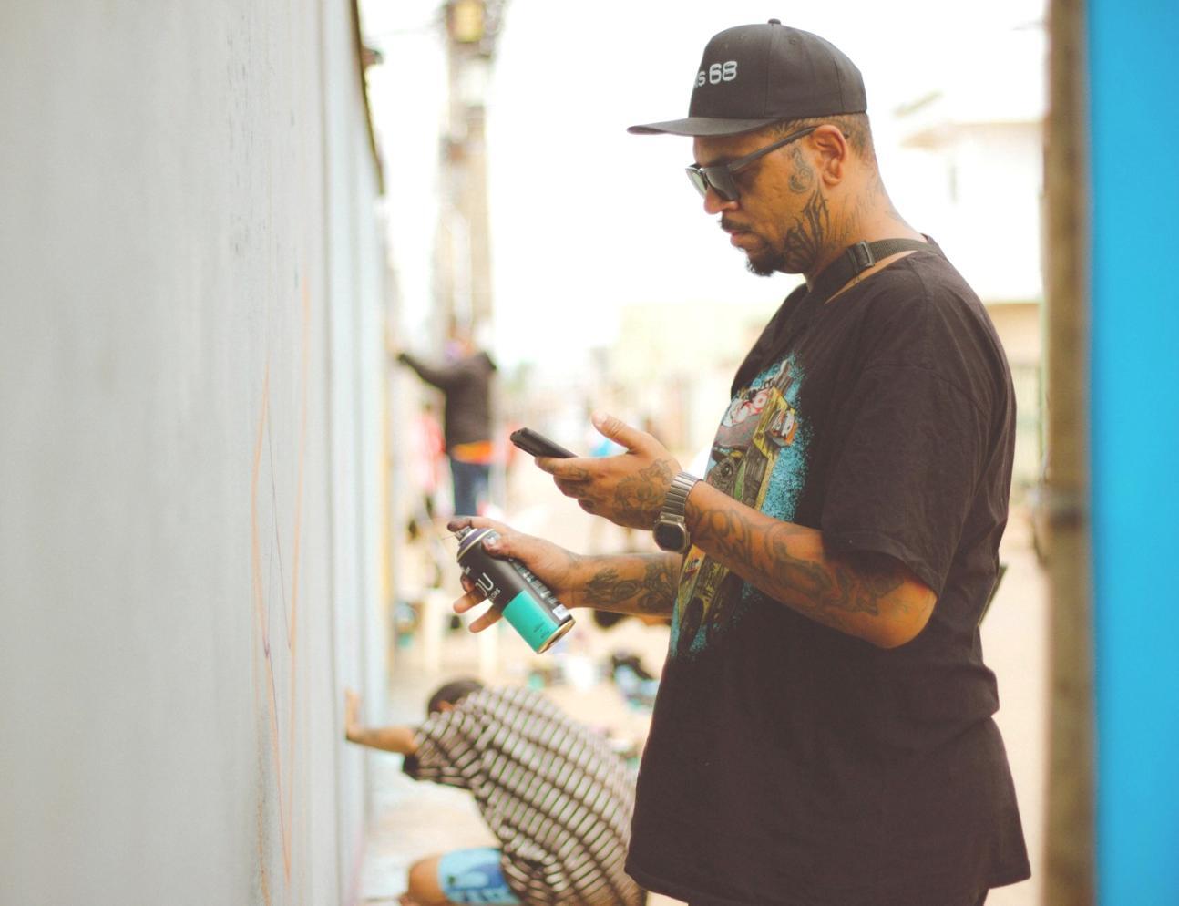 Zeichenstudio mit verschiedenen Arbeitsmaterialien und Skizzen